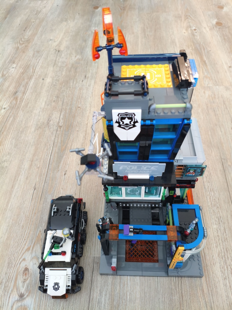 Lumibricks Cyberpunk Polizeistation & Polizeitruck 17009 + 17008