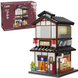 CaDA C66019W Sakaya Japanisches Haus，1195 Klemmbausteine Modular Building, 2-stöckiges Straßen-Eckhaus mit LED-Licht, Öffnende Wände & Fenster, Japan Street Scene Modell für Erwachsene & Teens - 1