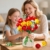 HOGOKIDS Blumenstrauß-Bausatz mit Lichtern - 16 Rosenstrauß botanische Bausteine künstliche Rot Rosen Blumen für Heimdekoration Muttertag Geburtstagsgeschenke für Mädchen Erwachsene - 387 Teile (GELB) - 8