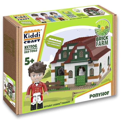 869 Teile | 3 KIDDIZ Figuren | 2 Pferde & 2 Vögel  Ein Traum für kleine Pferdefreunde  „Zottel, Zottel, Zottel Pony…“ 🎶 Mit dem KIDDICRAFT KC1106 Ponyhof wird dieser Kindertraum auf dem Bautisch lebendig. Das liebevoll gestaltete Set bringt alles mit, was ein echtes Ponyhof-Erlebnis ausmacht: Pferdeboxen, Sattelkammer, gemütliche Schlafplätze und jede Menge Zubehör. Durch die aufklappbare Bauweise ist der Hof nicht nur ein Hingucker, sondern auch hervorragend bespielbar.  Inhalt & Highlights  🧱 869 Teile – detailreich und stabil konstruiert  👩‍🌾 3 KIDDIZ Figuren – Reiterinnen, Feriengäste oder Stallhelfer  🐎 2 Pferde – für Ausritte und Stallabenteuer  🕊️ 2 Vögel – kleine tierische Extras für noch mehr Leben  🐴 2 Pferdeboxen mit reichlich Platz für die Ponys  🪣 Sattel- & Futterkammer für realistische Spielideen  🛏️ 3 Betten – für Feriengäste oder Hofbewohner  🌾 Strohboden – klassisches Stall-Detail, das für Authentizität sorgt  Erweiterbar für noch mehr Spielspaß  Besonders spannend: Der Ponyhof lässt sich mit dem separat erhältlichen Set KC1107 Außenboxen erweitern. Damit entsteht im Handumdrehen eine große Reitanlage – perfekt für Kinder, die ganze Reiterwelten aufbauen möchten.  Qualität & Verarbeitung  ✅ Hochwertige Klemmbausteine, passgenau & stabil  🔄 100 % kompatibel mit den Steinen des Marktführers  📖 Gut verständliche Bauanleitung erleichtert den Aufbau  🌍 Designed in Deutschland, produziert in China  ⚠️ Sicherheitshinweis: Nicht für Kinder unter 3 Jahren geeignet (Verschluckungsgefahr durch Kleinteile)  Spielerlebnis & Zielgruppe  Der KC1106 Ponyhof bietet eine Mischung aus kreativem Bauen und lebendigem Rollenspiel. Ob Ausritte, Stallarbeit oder Ferienabenteuer – Kinder können unzählige Geschichten nachspielen.  👧👦 Empfohlen für Kinder ab ca. 6 Jahren  🐴 Ideal für kleine Pferde- und Bauernhof-Fans  🎁 Tolles Geschenk für Geburtstage, Weihnachten oder als Überraschung  Fazit  Der KIDDICRAFT KC1106 Ponyhof ist ein rundum liebevoll gestaltetes Set, das die Herzen kleiner Pferdefans höherschlagen lässt. Mit Figuren, Pferden, Vögeln und vielen Details bietet er stundenlangen Spielspaß. Durch die Erweiterungsmöglichkeit zur Reitanlage wächst der Ponyhof sogar mit den Wünschen der Kinder mit. 🐎🌟  ⚠️ Hinweis: Dieser Text wurde mithilfe von KI erstellt. Geringfügige Abweichungen zu den offiziellen Herstellerangaben sind möglich – bitte die Originaldaten beachten.