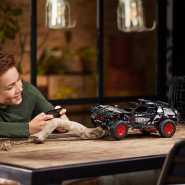 LEGO 42160 Technic Audi RS Q e-tron, ferngesteuertes Rallye-Auto-Spielzeug, Dakar-Rallye-Geländewagen, App-gesteuerter RC mit Control+, Geschenk für Jungen, Mädchen und Fans ab 10 Jahren zum Bauen - 8