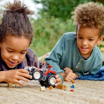 LEGO 60287 City Traktor Spielzeug, Bauernhof Set mit Minifiguren und Tierfiguren, toll als Geschenk für Jungen und Mädchen ab 5 Jahren - 6