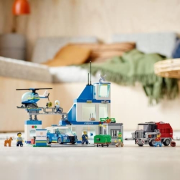 LEGO 60316 City Polizeistation mit Polizeiauto, Müllauto und Hubschrauber, Gebäude zum Bauen mit 3 Figuren, Polizei-Spielzeug für Jungen und Mädchen ab 6 Jahren, Geschenk für Kinder - 2