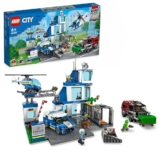 LEGO 60316 City Polizeistation mit Polizeiauto, Müllauto und Hubschrauber, Gebäude zum Bauen mit 3 Figuren, Polizei-Spielzeug für Jungen und Mädchen ab 6 Jahren, Geschenk für Kinder - 1