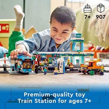 Lego 60335 City Der Bahnhof: Stadtabenteuer mit Bus, Hubwagen, 6 Minifiguren, Straßenschilder, kompatibel mit Stadtzug, Lernspielzeug für Kinder ab 7 Jahren, Geschenk - 2