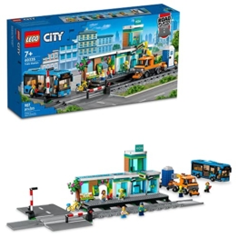 Lego 60335 City Der Bahnhof: Stadtabenteuer mit Bus, Hubwagen, 6 Minifiguren, Straßenschilder, kompatibel mit Stadtzug, Lernspielzeug für Kinder ab 7 Jahren, Geschenk - 1