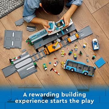 Lego 60335 City Der Bahnhof: Stadtabenteuer mit Bus, Hubwagen, 6 Minifiguren, Straßenschilder, kompatibel mit Stadtzug, Lernspielzeug für Kinder ab 7 Jahren, Geschenk - 5