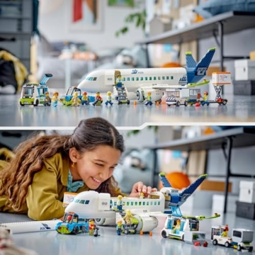 LEGO 60367 City Passagierflugzeug Spielzeug-Set, großes Flugzeug-Modell mit Fahrzeugen des Flughafen-Bodenpersonals: Vorfeldbus, Pushback-Schlepper, Catering-Lader, Gepäckwagen und 9 Minifiguren - 11