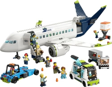 LEGO 60367 City Passagierflugzeug Spielzeug-Set, großes Flugzeug-Modell mit Fahrzeugen des Flughafen-Bodenpersonals: Vorfeldbus, Pushback-Schlepper, Catering-Lader, Gepäckwagen und 9 Minifiguren - 12