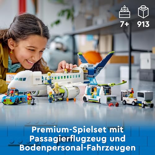 LEGO 60367 City Passagierflugzeug Spielzeug-Set, großes Flugzeug-Modell mit Fahrzeugen des Flughafen-Bodenpersonals: Vorfeldbus, Pushback-Schlepper, Catering-Lader, Gepäckwagen und 9 Minifiguren - 3