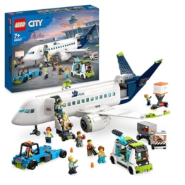 LEGO 60367 City Passagierflugzeug Spielzeug-Set, großes Flugzeug-Modell mit Fahrzeugen des Flughafen-Bodenpersonals: Vorfeldbus, Pushback-Schlepper, Catering-Lader, Gepäckwagen und 9 Minifiguren - 1