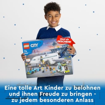 LEGO 60367 City Passagierflugzeug Spielzeug-Set, großes Flugzeug-Modell mit Fahrzeugen des Flughafen-Bodenpersonals: Vorfeldbus, Pushback-Schlepper, Catering-Lader, Gepäckwagen und 9 Minifiguren - 7