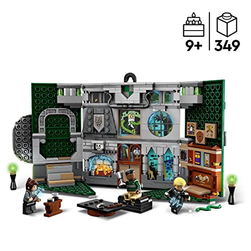 LEGO 76410 Harry Potter Hausbanner Slytherin Set, Hogwarts-Wappen und Gemeinschaftsraum-Spielzeug, 2in1-Reisespielzeug und Wand-Deko, Sammel-Set mit Draco Malfoy-Minifigur, 9-99 Jahren - 2