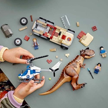 LEGO 76941 Jurassic World Verfolgung des Carnotaurus, Dino Spielzeug mit Helikopter und Pickup für Jungen und Mädchen ab 7 Jahren, Dinosaurier Geschenkidee - 8