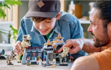 LEGO 76961 Jurassic Park Angriff des T. rex und des Raptors aufs Besucherzentrum, Dinosaurier Spielzeug für Kinder ab 12 Jahren - 2
