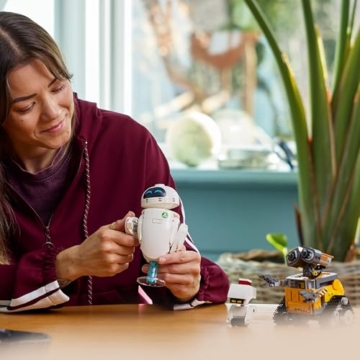 LEGO ǀ Disney and Pixar WALL-E und EVE - Modellbau für Erwachsene - aus Steinen gebaute Roboter mit M-O & Hal Figuren - DIY Deko - Sammlerstück & Geschenk für Fans - 43279 - 9