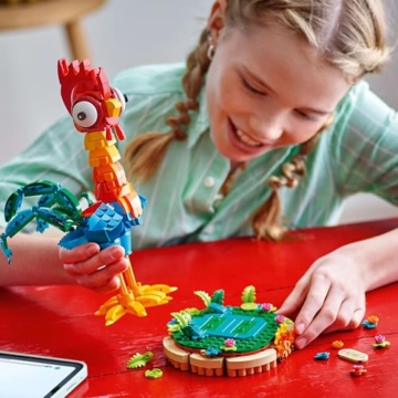 LEGO ǀ Disney Vaiana 2: Heihei Spielzeug - Tierfigur zum Spielen & Ausstellen mit drehbarem Kopf, beweglichen Flügeln & Schwanzfedern sowie Ständer - Geschenk für Mädchen ab 9 Jahren - 43272 - 2