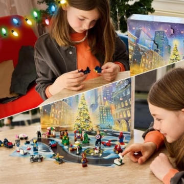 LEGO ǀ Marvel Adventskalender 2026 - Vorweihnachtsgeschenk Spielzeug - 24 Superhelden Überraschungen mit 6 Minifiguren, Flugzeug & Auto - Geschenk für Fans und Jungen und Mädchen ab 6 Jahren - 76340 - 4