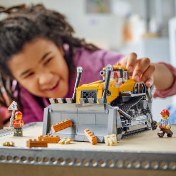 LEGO City Gelber Bulldozer Set – Spielzeugbaustelle, BAU- und Spielset – wirklichkeitsgetreue Baumaschine mit Fahrer und 2 Bauarbeitern – Geschenkidee für Kinder ab 8 Jahren – 60466 - 9