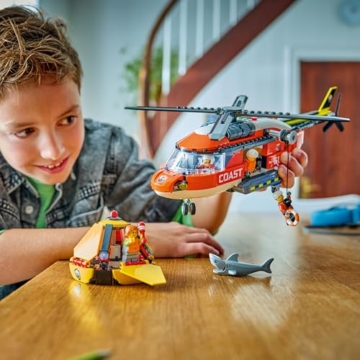 LEGO City Hubschrauber der Küstenwache - Spielzeug Einsatzfahrzeug - Modellbau mit Schiebetüren, Winde, 4 Minifiguren und Hai Figur - Geburtstagsgeschenk für Jungen ab 7 Jahren - 60503 - 9
