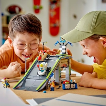 LEGO City Keine Limits: Seifenkistenrennen mit Rampe - Bauspielzeug für Jungen und Mädchen ab 6 Jahren - Set mit 2 Seifenkisten & 4 Rennfahrer Minifiguren - Geschenkidee für Kinder 60460 - 7