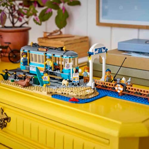 LEGO City Klassische Strandstraßenbahn Spielzeug - Modellbau mit Schienenstrecke, Straßenszene, 5 Minifiguren und 5 Tierfiguren - Geburtstagsgeschenk für Jungen ab 7 Jahren - 60506 - 2