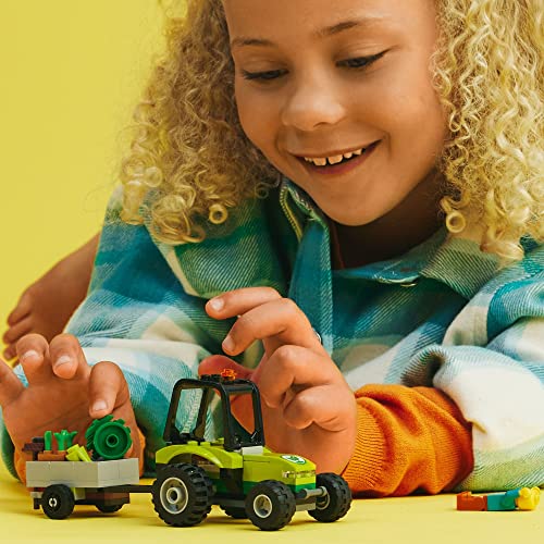 LEGO City Park Traktor 60390 - Spielzeug mit Anhänger für Kinder ab 5 Jahren - Bauernhof Fahrzeug Bauset mit Tierfiguren und Gärtner-Minifigur - Geschenkidee - 2