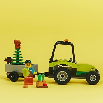 LEGO City Park Traktor 60390 - Spielzeug mit Anhänger für Kinder ab 5 Jahren - Bauernhof Fahrzeug Bauset mit Tierfiguren und Gärtner-Minifigur - Geschenkidee - 5