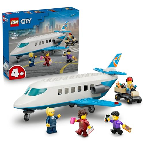 LEGO City Passagierjet Spielzeug - Flugzeug Modellbausatz mit 4 Minifiguren und Reisezubehör - Lernspielzeug - Geburtstagsgeschenk für Jungen ab 4 Jahren - 60492 - 1