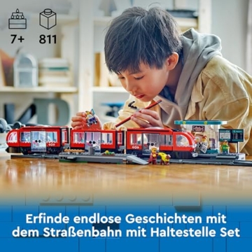 LEGO City Straßenbahn mit Haltestelle, Geschenkidee für Fans von Fahrzeug-Spielzeug ab 7 Jahren, mit 6 Minifiguren und einem Blindenhund für Rollenspiele, Bauspielzeug 60423 - 2