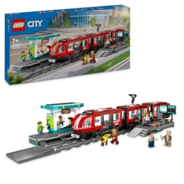 LEGO City Straßenbahn mit Haltestelle, Geschenkidee für Fans von Fahrzeug-Spielzeug ab 7 Jahren, mit 6 Minifiguren und einem Blindenhund für Rollenspiele, Bauspielzeug 60423 - 1