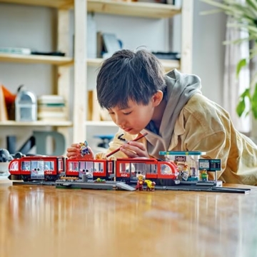 LEGO City Straßenbahn mit Haltestelle, Geschenkidee für Fans von Fahrzeug-Spielzeug ab 7 Jahren, mit 6 Minifiguren und einem Blindenhund für Rollenspiele, Bauspielzeug 60423 - 8