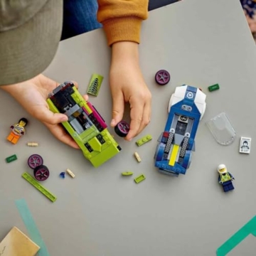 LEGO City Verfolgungsjagd mit Polizeiauto und Muscle Car, Auto-Spielezug mit 2 Rennautos, Polizei-Geschenk für Kinder, Jungs und Mädchen ab 6 Jahren, Set mit Polizist und Ganovin-Minifiguren 60415 - 2