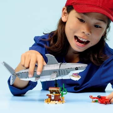 LEGO Creator 3-in-1-Set Wilder Hai mit Schatztruhe - Kreatives Spielzeug & Konstruktionsspielzeug - Meerestiere Bauset mit Hai Figur - Geschenk für Kinder ab 8 Jahren mit 3 Bauoptionen - 31381 - 8