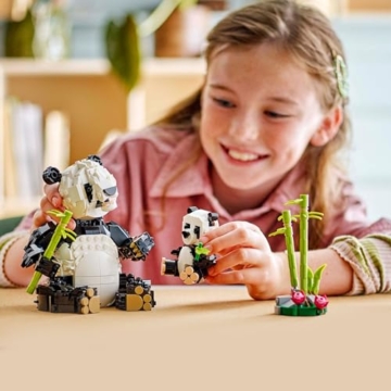 LEGO Creator 3in1 Wilde Tiere: Pandafamilie - Tierfiguren umbaubar in Pinguine oder Schwertwale – Spielzeug zum Bauen - Kreatives Geburtstagsgeschenk für Mädchen und Jungen ab 8 Jahren – 31165 - 9
