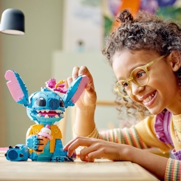 LEGO | Disney Stitch Spielzeug - Figur zum Spielen und Sammeln mit Einer Eistüte und Einer dekorativen Blume - Geschenk für Mädchen, Jungen und Lilo & Stitch Filmfans ab 9 Jahren - 43249 - 9