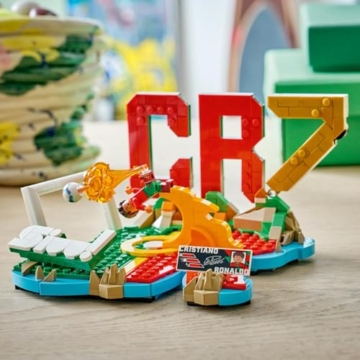 LEGO Editions Cristiano Ronaldo - Fußball-Highlights Spielzeug - 3D Modellbau mit Minifigur zum Sammeln - Kinderzimmer Deko - Geschenk für Jungen, Mädchen ab 10 Jahren und erwachsene Sportfans - 43012 - 7