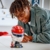 LEGO Editions Scuderia Ferrari HP Charles Leclerc Helm - F1 Merchandise - Ausstellungsmodell Bausatz mit sammelbarer Minifigur - Geschenk für Jungen ab 14 Jahren und Erwachsene Motorsportfans - 43014 - 7