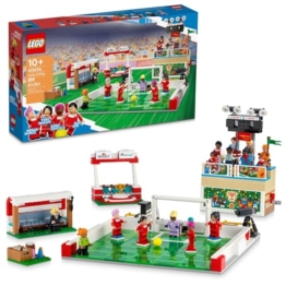 LEGO Icons of Play Fußball Spielzeug, Detailgetreues Bauset für Jungen und Mädchen mit 15 Minifiguren, Beinhaltet auch ein Feld, Tribüne und funktionierende Anzeigetafel, Fußball-Geschenk für Fans und - 1