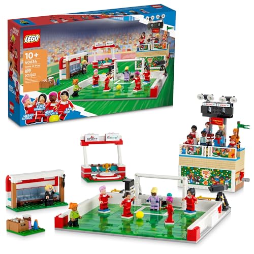 LEGO Icons of Play Fußball Spielzeug, Detailgetreues Bauset für Jungen und Mädchen mit 15 Minifiguren, Beinhaltet auch ein Feld, Tribüne und funktionierende Anzeigetafel, Fußball-Geschenk für Fans und - 1