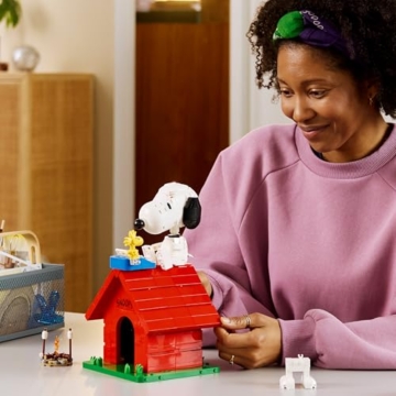 LEGO Ideas Peanuts: Snoopys Hundehütte - Modellbau für Erwachsene Snoopy und Woodstock Figuren - DIY Deko für Schreibtisch oder Regal - Geschenkidee für Fans - 21368 - 8