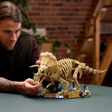 LEGO Jurassic World Dinosaurier-Fossilien: Triceratops - Modellbau für Erwachsene mit der Minifigur Dr. Gerry Harding - DIY Deko fürs Regal - Geschenkidee für Jurassic Park Fans - 77985 - 7