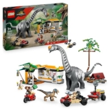 LEGO Jurassic World Raptor & Titanosaurus: Große Fährtensuche – 2 Spielzeug Dinosaurier Figuren, EIN Geländewagen, EIN Motorrad und 3 Minifiguren – Geschenk für Jungen und Mädchen ab 7 Jahren – 76973 - 1