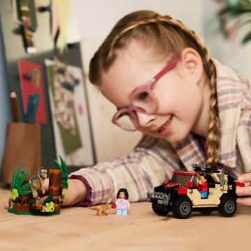 LEGO Jurassic World Raptor: Verfolgungsjagd mit dem Geländewagen – 2 Dinosaurier Figuren, Auto, 2 Minifiguren – Geschenk für Jungen und Mädchen ab 6 Jahren, Fans des Films „Die Wiedergeburt“ – 76972 - 10