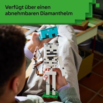 LEGO Minecraft Das Skelett - Mob Figur mit Diamanthelm, Bogen und Pfeil sowie Grasbasis als Zimmerdeko für Kinder - Gaming Geschenk für Jungen, Mädchen und Fans ab 10 Jahren - 21594 - 4