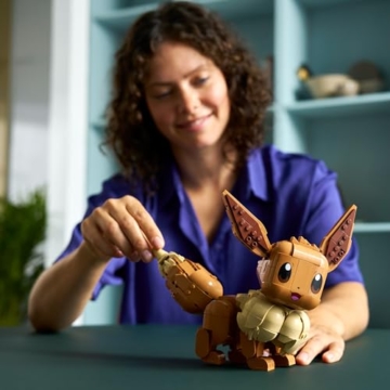 LEGO Pokémon Evoli Figur - Bauset für Erwachsene - Anime Modellbau mit beweglichen Gliedmaßen, Ohren und Schwanz - DIY Deko für Zimmer oder Schreibtisch - Sammler Geschenkidee für Gaming Fans – 72151 - 9