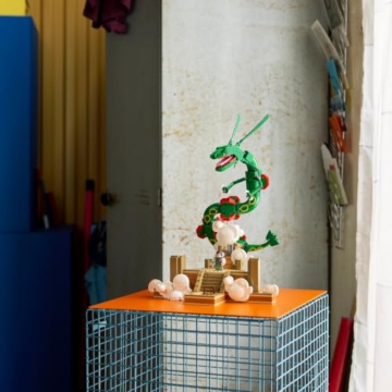 LEGO Pokémon Rayquaza - Modellbausatz für Erwachsene mit Drachenfigur, Trainerin Amalia Minifigur & Ultraball - DIY Zimmer oder Regal Deko - Sammelbares Gaming Geschenk - 72168 - 3