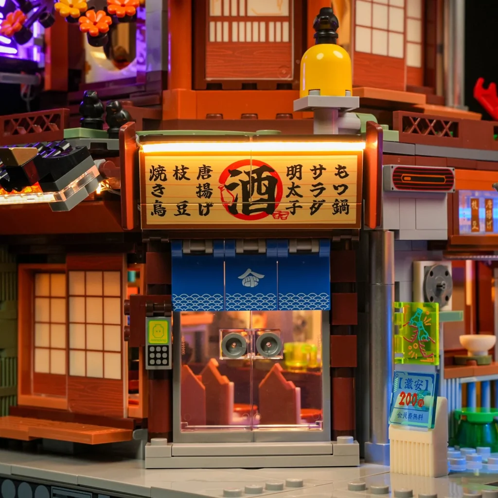 Japanischer Eingang mit bedrucktem Schild und beleuchtetem Vorhang am Lumibricks Izakaya