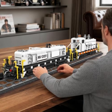 Mould King 12051 Diesel Lok Klemmbausteine Set EMD SW1500, Große Rangierlok mit Schienen & Waggon, Technik Modellbau Zug für Erwachsene, Sammler Eisenbahn (2462+ Teile) - 6