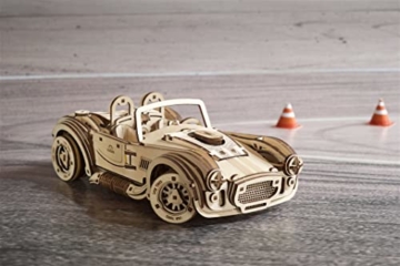 UGEARS 3D Puzzle Auto Modellbau - Drift Cobra Racing Car - 3D Holzpuzzle Sportwagen aus der Vergangenheit - Modellbausatz für Erwachsene - Mechanisches Modell Holzbausatz Auto mit Federmotor - 8